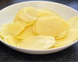 Foto del paso 17 de la receta: Salchichas con cebolla al vino blanco con acompañamiento de patatas panaderas