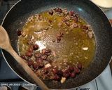 Foto del passaggio 2 della ricetta Spaghetti al pomodoro con #alici #capperi ed #olive
