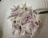 صورة لخطوة 1 من وصفة رامن بالبصل والبابريكا