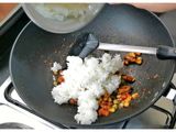 ข้าวผัดน้ำพริกเผาหอยแมลงภู่ชิลีทรงเครื่อง