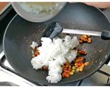 รูปขั้นตอนการทำที่ 4 ของ ข้าวผัดน้ำพริกเผาหอยแมลงภู่ชิลีทรงเครื่อง