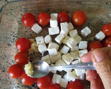 Foto del paso 2 de la receta: Nidos al huevo con queso feta y tomates cherry