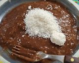Foto del paso 2 de la receta: Budín acaramelado de peras con cremoso de banana, coco y chocolate