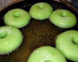Foto langkah ke 6 dari resep Donat Pandan.