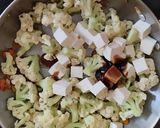 Foto langkah ke 3 dari resep Tumis Kembang Kol Saus Tiram.