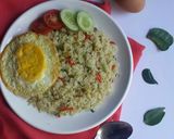 Foto langkah ke 4 dari resep Nasi goreng daun jeruk.