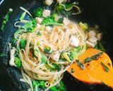 รูปขั้นตอนการทำที่ 3 ของ ลิงกิวเน่ผัดอกไก่บล็อคโคลี่ เฮงเฮงเฮง