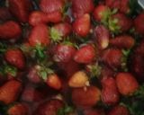 A picture of step 1 of Freeze strawberry.