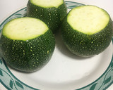 Foto del paso 1 de la receta: Calabacines luna rellenos de atún y pimiento rojo
