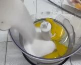 Foto del passaggio 2 della ricetta Torta allo yogurt con pesche e mandorle