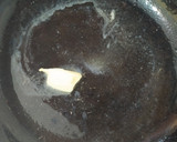 Foto del paso 2 de la receta: Tortilla de zanahoria y tomate con queso.