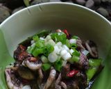 Foto langkah ke 9 dari resep Cumi Hitam Jamur Merang.