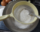 Foto del paso 1 de la receta: Cake de avellanas con papaya y melón deshidratado