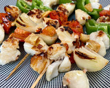 Foto del paso 3 de la receta: Brochetas de rape y merluza con salsa romescu y cachelos al pimentón