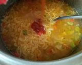 A picture of step 4 of Knorr Spicy and Tangy Soup Instant Noodles.