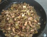 Foto del paso 5 de la receta: Habas refritas con las vainas y carne de cerdo y pollo