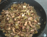 Foto del paso 5 de la receta: Habas refritas con las vainas y carne de cerdo y pollo