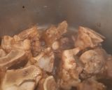 A picture of step 1 of Soup with beef bones and soup mix.