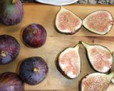 Foto del paso 2 de la receta Brevas con queso azul de Taramundi y hierbabuena picada