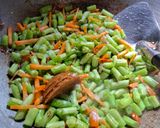 Foto langkah ke 5 dari resep Oseng Buncis Wortel.