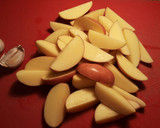 Foto del paso 1 de la receta: Gajos de patatas orgánicas al horno, con pinchitos morunos