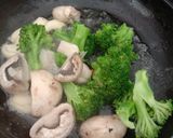 Foto langkah ke 2 dari resep Brokoli jamur garlic.