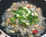 魩仔魚炒蒜味花生的食譜步驟6照片
