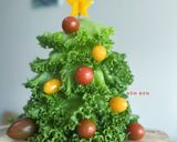Hình bước làm 4 của món Trang trí món ăn Giáng Sinh: Cây thông Noel từ rau xà lách