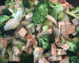 Foto del paso 3 de la receta: Pechugas de pollo con brócoli y brotes de soya cremoso. #menosde15