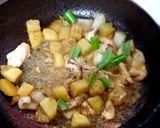 รูปขั้นตอนการทำที่ 7 ของ มันฝรั่งผัดกระเทียมพริกไทยไก่