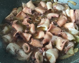 Foto del paso 1 de la receta: Tortiglioni con chipirones en salsa de tomate al vino blanco