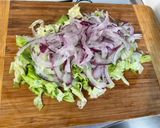 Une image de l'étape 14 de Salade composée au concombre, tomates, feuille de chêne et oignon rouge.