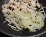 รูปขั้นตอนการทำที่ 1 ของ ข้าวราดผัดไก่หอมใหญ่และไข่