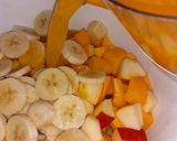 Foto del paso 1 de la receta: Ensalada de frutas🍊🍎🍌🍈🍑