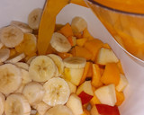 Foto del paso 1 de la receta: Ensalada de frutas🍊🍎🍌🍈🍑