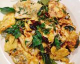 รูปขั้นตอนการทำที่ 4 ของ ไข่คั่วใบแมงลัก Salt & Chilli Lemon Basil Toasted Omelette