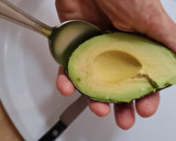 Foto del paso 3 de la receta: Avocado toast 🥑 by Mate Amargo 🧉 Tostada con palta 🥑 Brunch saludable 🥚 🥚 🧀 🍅