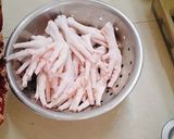 Hình bước làm 1 của món Chân gà rút xương ngâm sả tắc