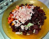 Une image de l'étape 7 de Salade de tomates, betteraves rouges, courgette et persil aux deux jambons.