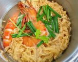 Hình bước làm 2 của món Tôm Nấu Mì Gói