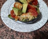Foto del paso 3 de la receta: Aguacates rellenos de gambas y cherrys