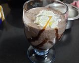 A picture of step 5 of Oreo milkshake.