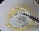 Foto del paso 2 de la receta: Pastel súper fácil de ciruelas rojas y arándanos
