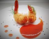 Foto del passaggio 4 della ricetta Gamberoni fritti in crosta di vermicelli di riso e gazpacho piccante di fragole e datterini