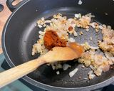 Une image de l'étape 8 de Nouilles aux crevettes et champignons au gingembre et curry.