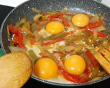 Foto del paso 3 de la receta: Huevos estrellados picantones
