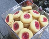 Foto langkah ke 4 dari resep Strawberry Thumbprint Cookies (Straw homemade).