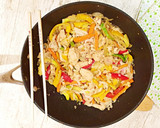 Foto del paso 10 de la receta: WOK de verduras y pollo con fideos de arroz (noodles)