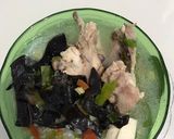 Foto langkah ke 6 dari resep Sop Jamur Kuping, Tahu dan Tulangan Ayam.