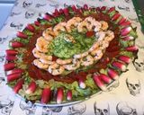 Une image de l'étape 7 de Salade terre et mer aux crevettes,radis,tomates,concombre,laitue,oignon et ciboulette.